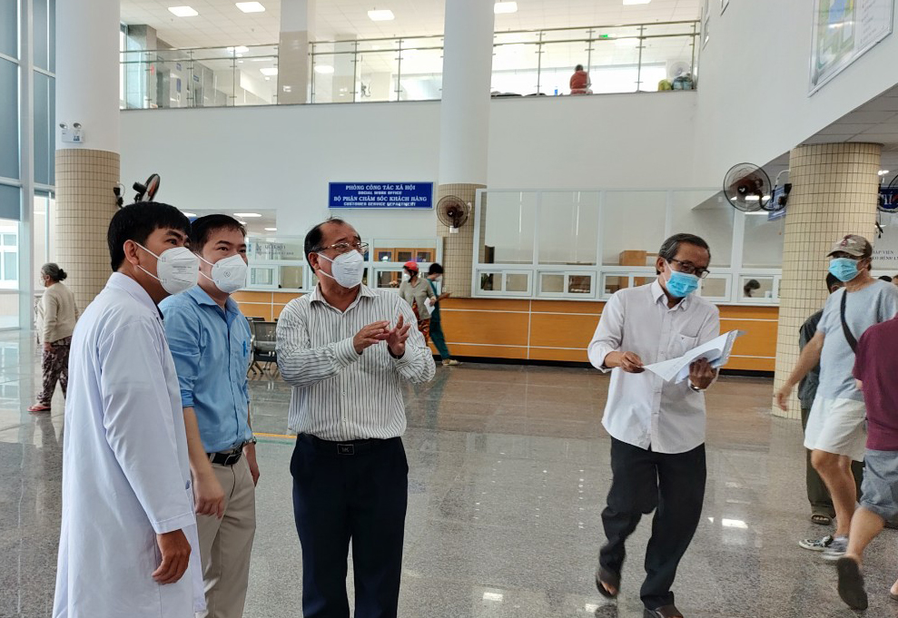 Bác sĩ Phạm Minh An, Giám đốc Sở Y tế (đứng thứ ba từ trái sang) kiểm tra hoạt động khám chữa bệnh tại Bệnh viện Vũng Tàu trong ngày đầu tiên triển khai khám ngoại trú.