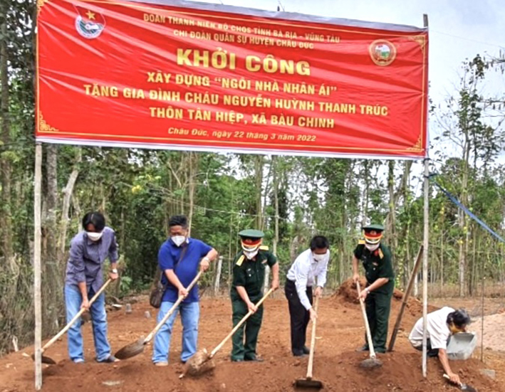 Đại diện Đoàn Thanh niên Bộ CHQS tỉnh và Ban CHQS huyện Châu Đức động thổ xây dựng “Ngôi nhà nhân ái” cho gia đình em Nguyễn Huỳnh Thanh Trúc.