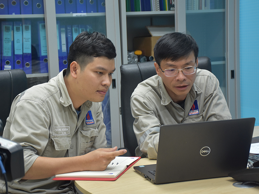 Anh Hoàng Minh An, Phó Quản đốc xưởng Amonia, Nhà máy Đạm Phú Mỹ trao đổi công việc với đồng nghiệp trong xưởng.