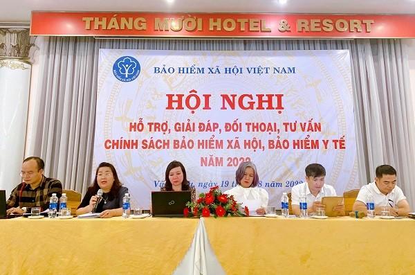 Bà Nguyễn Hồng Hạnh, Phó Giám đốc BHXH tỉnh giải đáp thắc mắc của DN về chính sách BHXH.