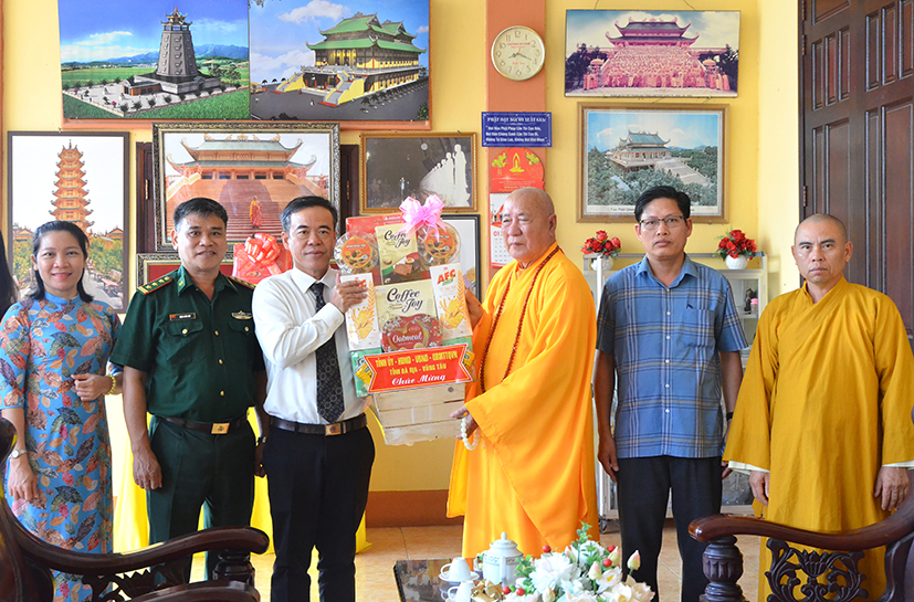 Thăm, chúc mừng tổ chức tôn giáo nhân Đại lễ Phật đản