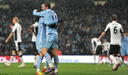 Hạ gục Fulham, Man City chờ MU v&acirc;́p ngã