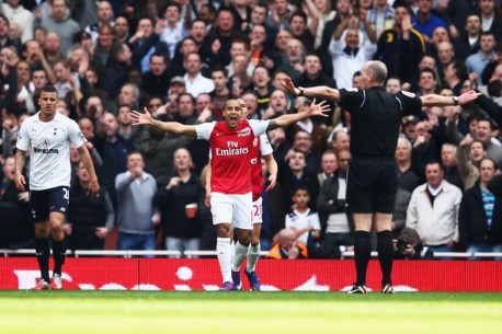 Ngược dòng th&acirc;̀n kỳ, Arsenal trở lại t&ocirc;́p 4