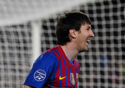 Lập kỷ lục mới, Messi s&aacute;nh ngang Chủ tịch danh dự Real