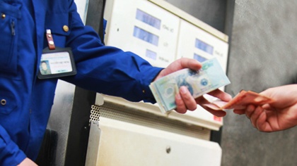 Tăng gi&aacute; xăng: Chuy&ecirc;n gia kinh tế cũng ngỡ ng&agrave;ng