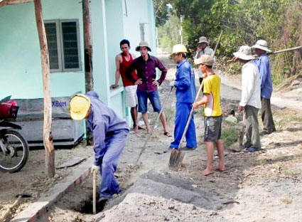 Công nhân Công ty CP cấp nước Bà Rịa - Vũng Tàu đào đường lắp ống dẫn nước từ tổ 4 đến tổ 5, thôn 9 (Gò Găng) xã Long Sơn (TP. Vũng Tàu).
