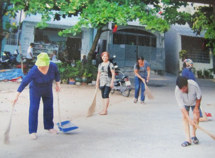 Người dân khu phố 1, phường Thắng Tam (TP.Vũng Tàu) tích cực tham gia dọn dẹp vệ sinh môi trường.