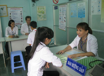 Rối loạn tăng động được coi là một trong những rối loạn tâm lý, tâm thần được phát hiện ở lứa tuổi học sinh cần được can thiệp. Trong ảnh: Tư vấn cho học sinh tại Bệnh viện Tâm thần tỉnh về sức khỏe tâm lý, tâm thần. (Ảnh chỉ mang tính minh họa).