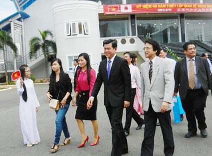 Đại biểu đi tham quan các gian hàng trưng bày tại