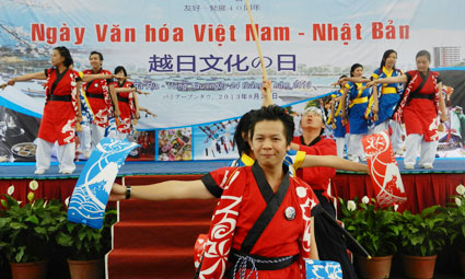Tiết mục múa Yosakoi chào mừng lễ khai mạc.
