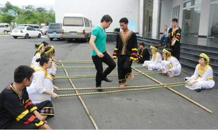 Nhảy sạp, một trò chơi dân gian mang đậm bản sắc văn hóa của người Việt Nam.