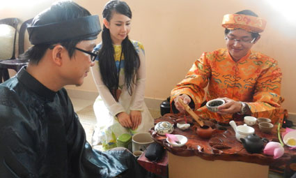 Khách thưởng thức trà đạo Nhật Bản.
