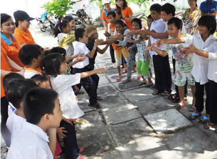 Các em học sinh trường Tiểu học Long Sơn 2 tham gia trò chơi do đoàn viên, thanh niên Công ty BWACO tổ chức.