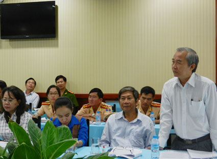 Các đại biểu thảo luận, góp ý kiến nhằm làm giảm tình hình tai nạn giao thông.