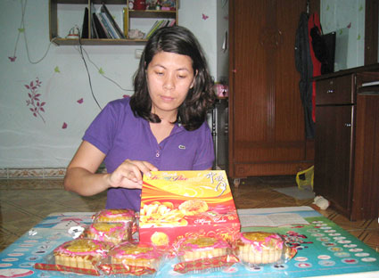 Buổi tối, chị Bùi Thị Lam thường dành thời gian làm bánh trung thu để bán gây quỹ tổ chức tết trung thu cho trẻ em lang thang, cơ nhỡ trên địa bàn TP. Vũng Tàu.