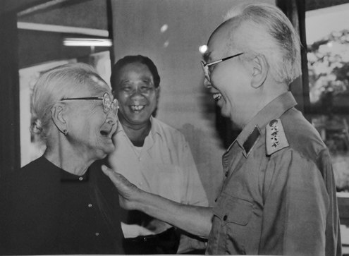 Đại tướng và Bà mẹ Việt Nam anh hùng Võ Thị Hồi (năm 1996).