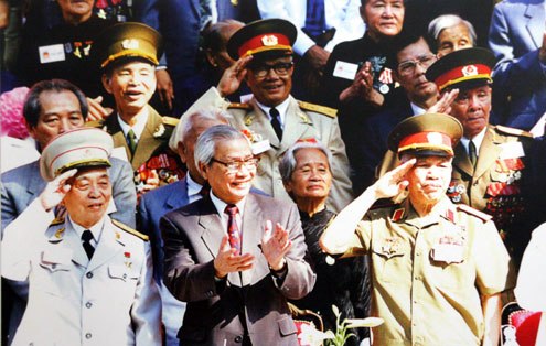 Đại tướng Võ Nguyên Giáp dự lễ kỷ niệm 20 năm ngày Miền Nam hoàn toàn giải phóng (1975-1995). 