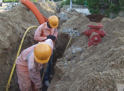 Thực hiện dịch vụ TTĐQNH, ngành điện sẽ giảm chi phí, tăng đầu tư kỹ thuật để nâng cao chất lượng cung cấp điện. Thi công ngầm cáp điện 22 KV ở Côn Đảo.