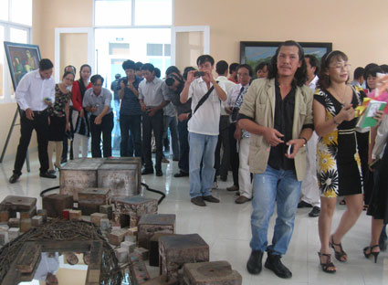 Đông đảo người dân và du khách đến xem Triển lãm Mỹ thuật Đông Nam bộ được tổ chức tại Trung tâm Văn hóa tỉnh vào cuối tháng 8-2013.