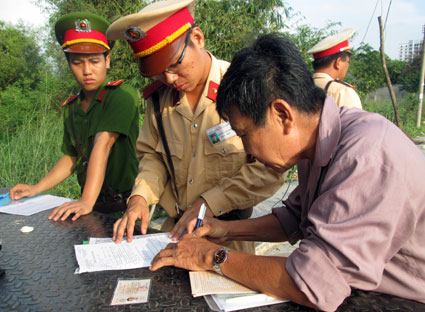 Một trường hợp điều khiển phương tiện chạy quá tốc độ quy định ký biên bản xử phạt.