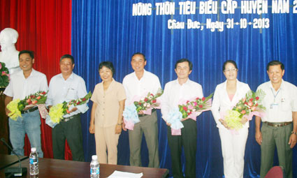 Bà Trần Thị Hường, Giám đốc Sở Công thương (thứ 3 từ trái qua) trao giải sản phẩm công nghiệp nông thôn tiêu biểu huyện Châu Đức.