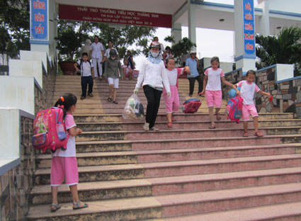 Học sinh trường Tiểu học Thắng Tam (TP. Vũng Tàu) được phụ huynh đón về ngay sau giờ trưa để tránh bão. Ảnh: HUY PHƯƠNG