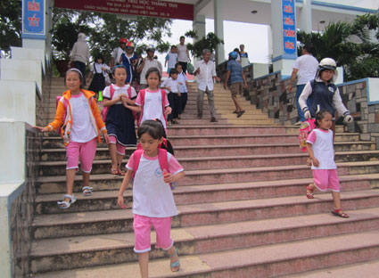 Học sinh trường tiểu học Thắng Tam (TP. Vũng Tàu) ra về sớm để tránh bão. Ảnh: HUY PHƯƠNG