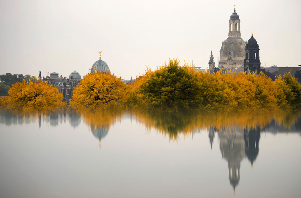 Nhà thờ Church of Our Lady (Frauenkirche), cái thứ 2 bên phải, và những hàng cây in bóng xuống một hồ nước ở Dresden, Đức, 10/10/2013.