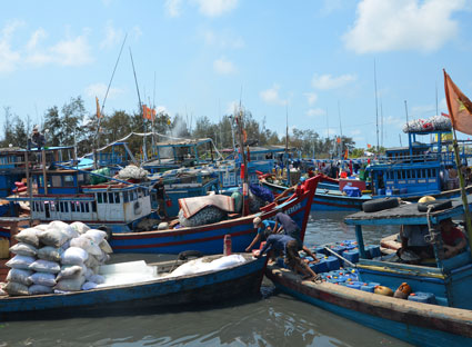 Đưa nước đá, thực phẩm ra ghe chuẩn bị cho chuyến đánh bắt hải sản xa bờ tại cửa Bến Lội, xã Bình Châu (huyện Xuyên Mộc).