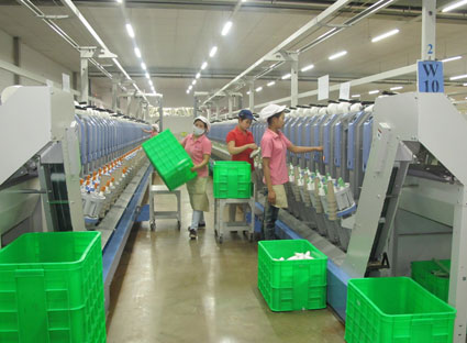 Công nhân làm việc tại Công ty TNHH Meisheng Textiles Việt Nam, 100% vốn Đài Loan, chuyên sản xuất bông sợi tại cụm công nghiệp, tiểu thủ công nghiệp Ngãi Giao (huyện Châu Đức).