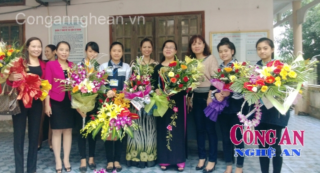 Đồng nghiệp và học sinh chúc mừng cô giáo Lê Thị Kiều Nga (thứ 4 từ phải sang) nhận giải thưởng của quỹ “Hỗ trợ phát triển tài năng giáo dục”