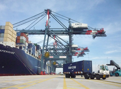 Cụm cảng Cái Mép - Thị Vải là những cảng duy nhất tại Việt Nam có thể tiếp nhận tàu trọng tải trên 100 ngàn tấn. Trong ảnh: Tàu CMA CGM LAPEROUSE quốc tịch Pháp tải trọng 157 ngàn tấn đã cập cảng Quốc tế Cái Mép (CMIT).