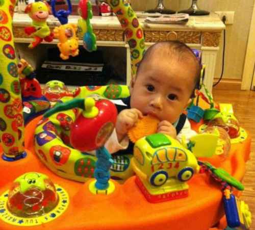 Chọn đồ chơi cho trẻ cẩn thận để không ảnh hưởng đến sức khỏe