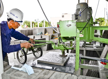 Sản xuất gạch không nung tại Nhà máy gạch của Công ty CP Thành Chí.