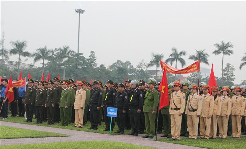 Các lực lượng tham gia lễ ra quân