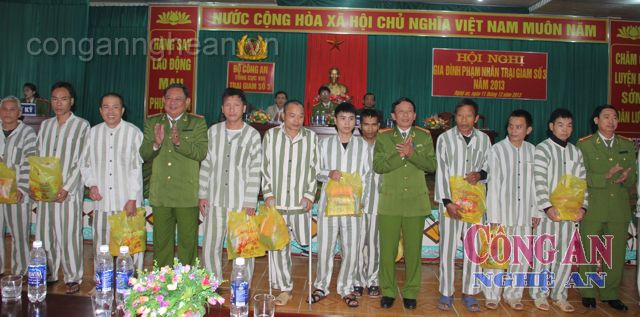 Ban Giám thị Trại giam số 3 tặng quà cho các phạm nhân  có hoàn cảnh khó khăn cải tạo tốt trong năm 2013