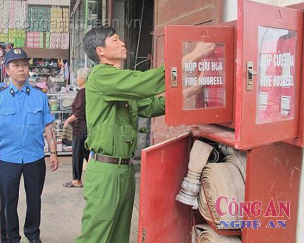 Công an huyện Đô Lương kiểm tra dụng cụ chữa cháy tại TTTM Đô Lương