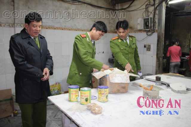 Lực lượng chức năng kiểm tra, xử lí cơ sở vi phạm