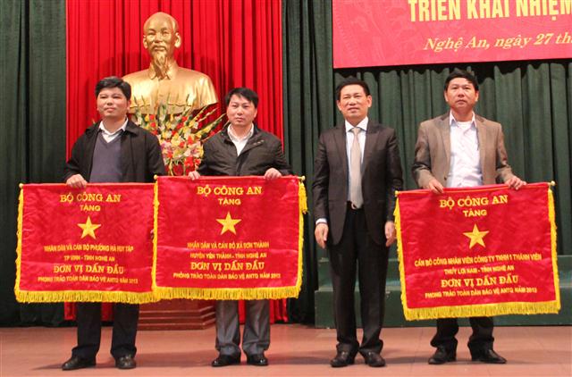 Thừa ủy quyền của Bộ trưởng Bộ Công an, Bí thư Tỉnh ủy Hồ Đức Phớc trao Cờ thi đua dẫn đầu của Bộ Công an cho các tập thể, cá nhân