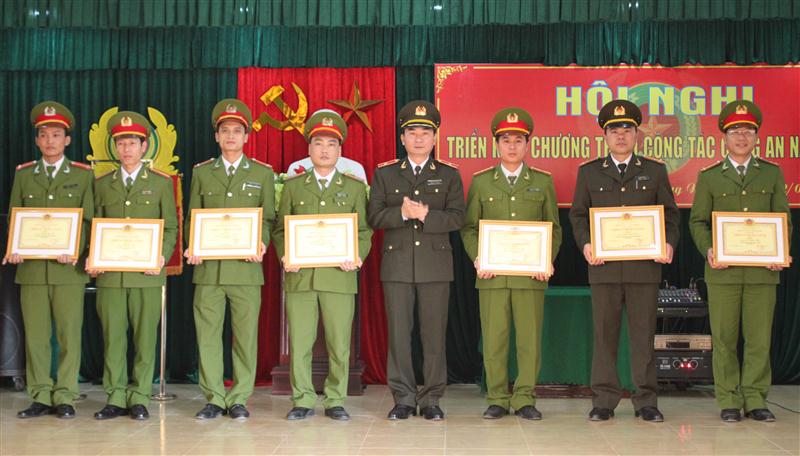 Giám đốc Công an tỉnh trao giấy khen cho các cá nhân đạt thành tích xuất sắc trong đấu tranh chống tội phạm