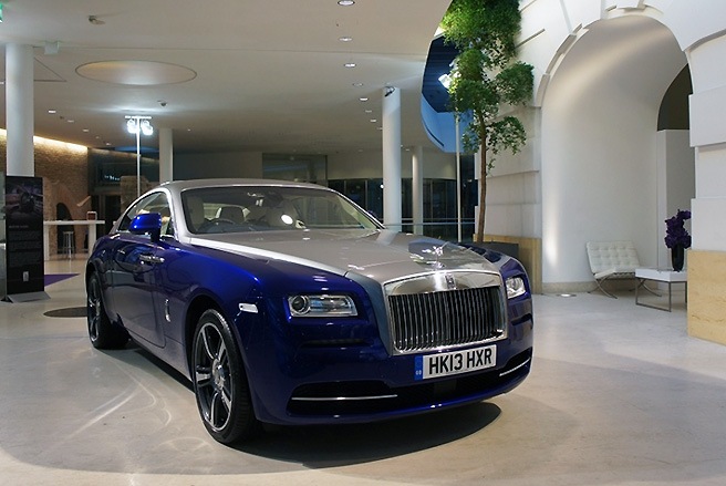 Rolls-Royce Wraith  Kể từ giữa tháng 6/2013, Rolls-Royce đã trở thành thương hiệu ôtô sang trọng nhất tại Việt Nam. Ngay thời điểm đó, hãng siêu xe này đã trình làng cùng lúc 3 mẫu xe đình đám của mình là Phantom, Ghost và Wraith.  Thực tế thì Phantom và Ghost là 2 mẫu xe được biết đến nhiều nhất và cũng đang có hàng chục chiếc lăn bánh tại Việt Nam. Tuy nhiên, Wraith lại là cái tên gây ấn tượng mạnh bởi mẫu xe này có mặt tại Việt Nam chỉ sau 3 tháng xuất hiện lần đầu tiên trên thế giới trong khuôn khổ Geneva Motor Show hồi tháng 3/2013. Siêu xe này được phân phối nguyên chiếc tại Việt Nam với mức giá bán lẻ khoảng 18,8 tỷ đồng.