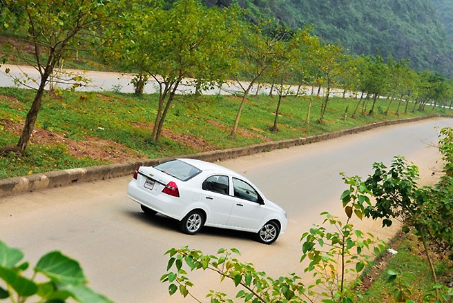 Chevrolet Aveo  Ra mắt vào trung tuần tháng 9/2013, mẫu xe hạng B này đã tạo nên một cú sốc nhẹ với mức giá bán lẻ từ 435 - 469 triệu đồng, thấp nhất trong phân khúc. Tất nhiên, để có được mức giá được xem là rất tốt đó, Chevrolet Aveo buộc phải lùi lại chút ít so với các đối thủ về những công nghệ thời thượng.  Cái lý của hãng xe Mỹ chính là hướng Aveo vào một con đường riêng. Đó là phục vụ chủ yếu cho đối tượng khách hàng ở các vùng nông thôn vốn không quá cầu kỳ về hình thức, công nghệ mà thường lựa chọn trên các yếu tố về giá trị kinh tế, dễ sử dụng và sửa chữa. Do đó, không khó hiểu khi chỉ sau hơn 2 tháng ra mắt đã có gần 600 chiếc Aveo bán ra thị trường, đạt mức sản lượng trung bình cao nhất trong “gia đình” GM Việt Nam.