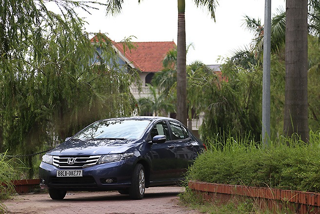 Honda City  Đến lúc này, có thể chắc chắn một điều rằng Honda đã quá chậm chân trong việc đưa mẫu xe City về thị trường Việt Nam. Thăm dò thị hiếu từ kỳ triển lãm năm 2011 song đến tận tháng 6/2013 City mới chính thức có mặt.  Với thiết kế ấn tượng cùng một loạt công nghệ mới như hệ thống chống bó cứng phanh ABS, phân bổ lực phanh điện tử EBD, hỗ trợ phanh khẩn cấp BA, lẫy chuyển số trên vô-lăng…, City đang thực sự làm mưa làm gió trên thị trường. Sau 5 tháng có mặt (tính đến hết tháng 11/2013), City đã đạt mức sản lượng bán hàng 1.094 chiếc, trở thành động lực thúc đẩy tổng sản lượng bán hàng của Honda Việt Nam trong năm lên mức cao.