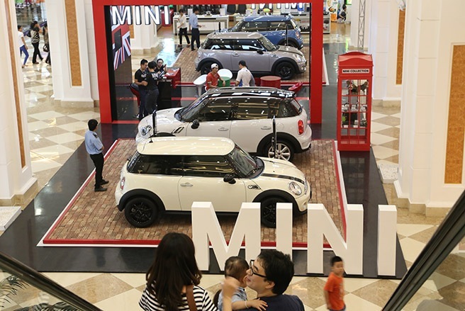 MINI Cooper  Đối với người tiêu dùng ôtô tại Việt Nam, thương hiệu MINI đã không còn xa lạ kể từ gần một thập niên trở lại đây. Trong đó, Cooper là mẫu xe đáng chú ý nhất.  Dù vậy, cũng phải đến giữa tháng 10/2013 thì nhu cầu sở hữu một chiếc xe chính hãng với những dịch vụ hậu mãi tiêu chuẩn mới được đáp ứng bởi nhà phân phối Euro Auto. Và ngay lần đầu tiên xuất hiện, MINI đã cho ra mắt bộ ba Cooper Baker Street, Cooper Countryman và Cooper Bayswater (với cả hai phiên bản tiêu chuẩn và sport) có cùng dung tích động cơ 1.6 lít với mức giá bán lẻ từ 1,279 tỷ đồng đến 1,649 tỷ đồng.