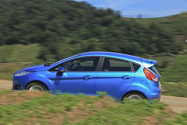 Ford Fiesta EcoBoost  Có lẽ mẫu xe này của Ford chính là một trong những cái tên được nhắc đến nhiều nhất trên thị trường ôtô Việt Nam năm vừa qua. Fiesta thực sự là một đối thủ sừng sỏ trong phân khúc hạng B khi sở hữu diện mạo cực kỳ ấn tượng cùng những công nghệ mới nhất và đầy đủ nhất so với các đối thủ. Ngoài các trang bị an toàn đầy đủ như ABS, EBD, hỗ trợ khởi hành ngang dốc, Fiesta còn nổi bật hơn hẳn nhờ các công nghệ mới như điều khiển bằng giọng nói, khóa thông minh, khởi động bằng nút bấm…  Song ấn tượng nhất vẫn là phiên bản trang bị thế hệ động cơ EcoBoost hoàn toàn mới của Ford. Động cơ này chỉ có 3 xi-lanh, dung tích 1.0 lít và kích thước nhỏ đặt vừa lên một tờ giấy A4. Thế nhưng, Fiesta EcoBoost lại có sức mạnh thực sự đáng nể khi đạt công suất cực đại đến 125 mã lực, tương đương với động cơ 1.6 lít truyền thống.