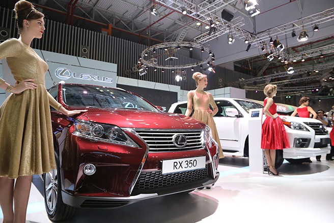 Lexus RX350  Sẽ thật khó để chối bỏ sức hấp dẫn của thương hiệu hạng sang Lexus đối với người tiêu dùng Việt Nam. 3 năm chần chừ rồi cuối cũng hãng xe Nhật cũng cho Lexus trình làng với cùng lúc 5 mẫu xe trải rộng ở hầu hết các phân khúc.  Trong đó, đáng lưu ý là chiếc đa dụng RX350. Tại Việt Nam, đây chính là một trong những mẫu xe hạng sang dễ gặp nhất trên các con phố đô thị cho dù trước đây, Lexus RX350 chỉ về Việt Nam qua kênh nhập khẩu không chính hãng. Sức hấp dẫn của RX350 cũng dễ hiểu bởi trên thế giới, đây cũng chính là mẫu xe bán chạy nhất của Lexus. RX350 càng hấp dẫn hơn bởi mức giá bán lẻ 2,9 tỷ đồng, chỉ nhỉnh hơn chút ít so với mẫu xe có kích thước và thiết kế giống nhưng không cùng đẳng cấp là Nissan Murano (gần 2,5 tỷ đồng).