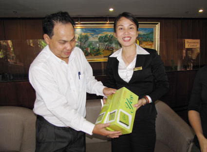 Từ ngày 1-12-2013, bao cao su được cung cấp tại tất cả các cơ sở lưu trú du lịch. Trong ảnh: Ông Hồ Thành Hưng, Phó chánh thanh tra Sở VHDLTT phát bao ca su miễn phí cho đại diện khách sạn Vũng Tàu Imperial.
