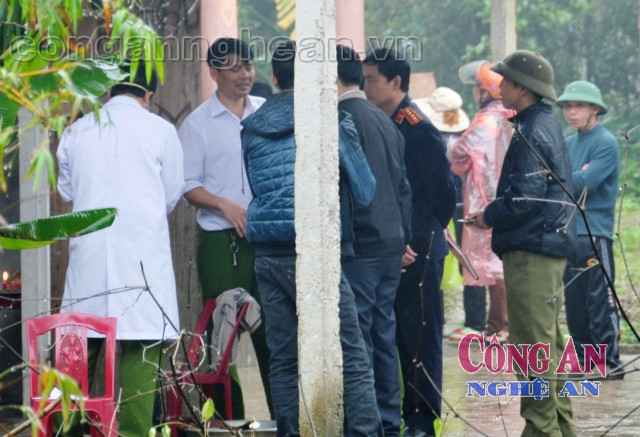 Công an khám nghiệm hiện trường vụ việc