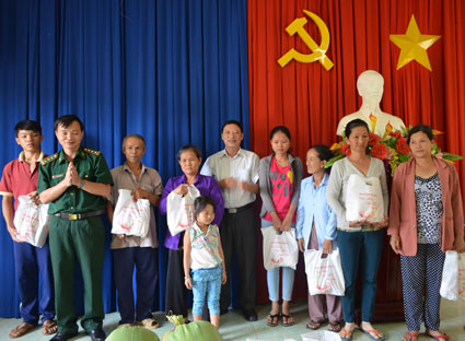 Tặng quà Tết cho các hộ nghèo huyện Xuyên Mộc. Ảnh: QUANG ANH (Bộ đội Biên phòng tỉnh).