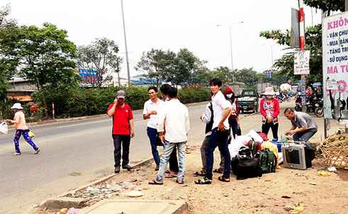 Công nhân phải về Tết sớm vì thu nhập bấp bênh